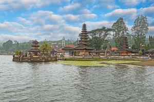 photo du complexe du temple pura ulun danu bratan au lac banau beratan sur l'île indonésienne de bali