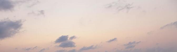 ciel coloré dramatique avec rémanence et nuages illuminés photo