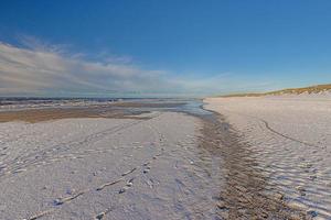 image d'hiver d'une plage de la mer du nord près de vejers au danemark photo