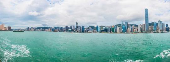 panorama de l'horizon de hong kong pris de la ville portuaire photo