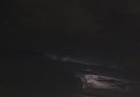 photo d'un flash dans le ciel nocturne avec des nuages lumineux