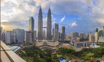 vue sur le parc klcc à kuala lumpur photo