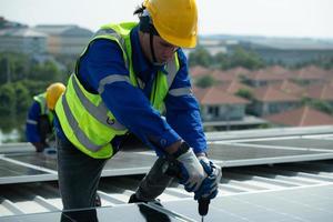 ingénieur en charge de l'installation de panneaux solaires l'installation de l'énergie solaire photo