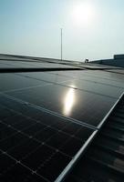 ferme solaire sur le toit et modules solaires au coucher du soleil pour la technologie des énergies renouvelables photo