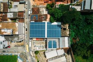 Photo aérienne de haut en bas de panneaux solaires modules pv montés sur des panneaux solaires photovoltaïques à toit plat absorbent la lumière du soleil