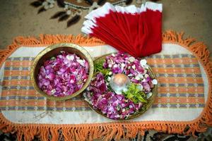 pétales de fleurs dans la tradition du mariage en indonésie photo