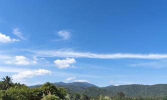 ciel avec nuages, été de montagne en thaïlande, beau fond tropical pour paysage de voyage photo