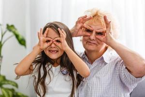 grand-mère et petite-fille à la maison photo