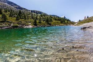 cervin derrière un beau lac photo