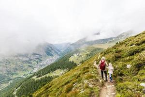 paysage de montagne incroyable avec ciel nuageux, arrière-plan naturel de voyage en plein air. monde de la beauté. photo