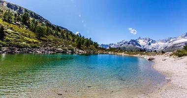 cervin derrière un beau lac photo