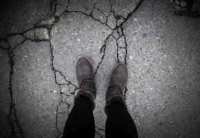 pieds d'homme sur l'asphalte photo