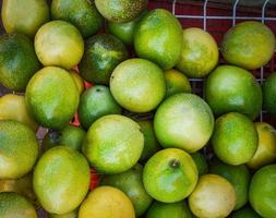 récolte de fruits de la passion frais verts et jaunes du jardin passiflora foetida photo