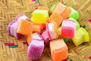 Collation de fruits en gelée colorée close up bonbons gelée dessert sucré avec du sucre photo