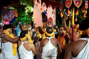 1er juillet 2022, kolkata, bengale occidental, inde. consacre la danse et le chant devant la porte d'iskcon à kolkata park street maidan pendant rath yatra. photo