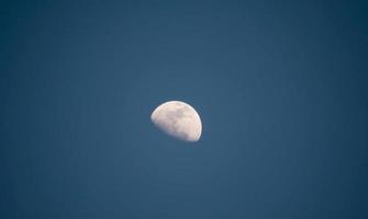 vue sur la lune avec un ciel bleu le soir photo