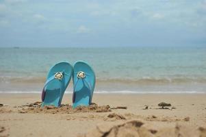 vacances sur la plage avec fond bleu sendals photo