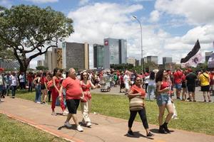 brasilia, brésil 1er janvier 2023 des foules de gens descendent l'esplanada vers le congrès national pour l'investiture du président lula à brasilia. photo