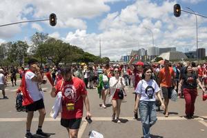 brasilia, brésil 1er janvier 2023 des foules de gens descendent l'esplanada vers le congrès national pour l'investiture du président lula à brasilia. photo