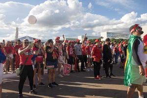 brasilia, df, brésil 1 janvier 2023 les partisans de lula se rassemblent devant le congrès national montrant leur soutien au président lula photo