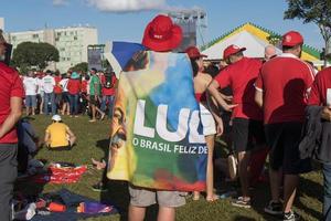 brasilia, df, brésil 1 janvier 2023 les partisans de lula se rassemblent devant le congrès national montrant leur soutien au président lula photo