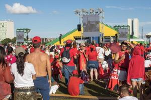 brasilia, df, brésil 1 janvier 2023 les partisans de lula se rassemblent devant le congrès national montrant leur soutien au président lula photo