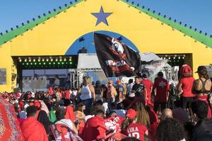 brasilia, df, brésil 1 janvier 2023 les partisans de lula se rassemblent devant le congrès national montrant leur soutien au président lula photo