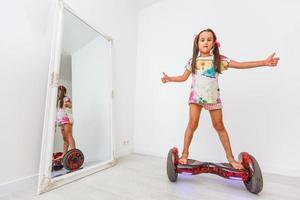 petite fille sur gyroboard sur fond blanc photo