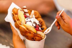 gaufre à bulles de crème glacée à la vanille avec des fruits photo