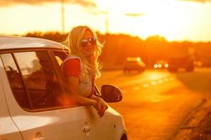 femme heureuse fille va au voyage d'été en voiture. photo