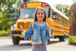 petite fille descendant du bus scolaire photo