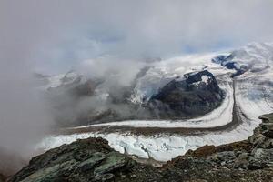 vue aérienne des montagnes des alpes en suisse. glacier photo