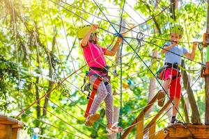 le parcours du combattant dans le parc d'aventure photo