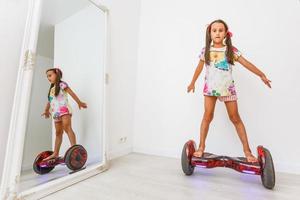 petite fille sur gyroboard sur fond blanc photo