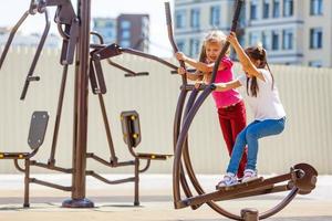 deux petites filles sur le terrain de jeu photo