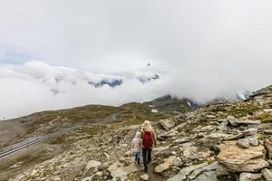 mère et enfants se promenant dans un environnement montagneux photo