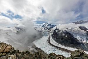 vue aérienne des montagnes des alpes en suisse. glacier photo