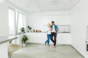 mignon jeune couple dans la cuisine photo