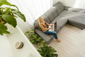 travailler pendant la quarantaine, une femme à la maison travaille sur l'ordinateur portable photo