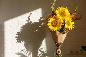 beaux tournesols dans un vase photo