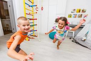 les enfants jouent dans la chambre des enfants à l'intérieur photo