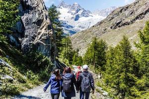 vue imprenable sur le sentier touristique près du cervin dans les alpes suisses. photo