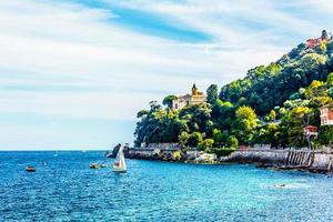 vue paysage de la petite ville et de la plage de camogli sur la côte méditerranéenne de la ligurie en italie photo