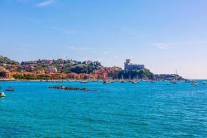 golfe avec de nombreux yachts et bateaux près de la plage d'italie photo