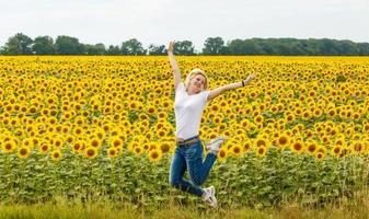 portrait de jeune belle fille blonde avec tournesol photo