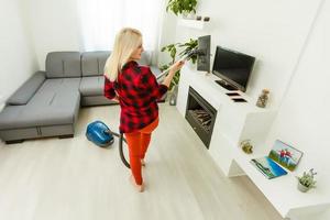 stérilisation de la maison, de l'appartement et de la chambre, nettoyage, aspiration avec aspirateur à l'époque des virus dangereux. photo