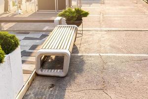 bancs modernes sur la place de la ville par une journée ensoleillée. amélioration de la ville, urbanisme, espaces publics. photo