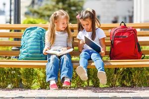 heureux enfants filles petite amie écolière étudiant école primaire photo