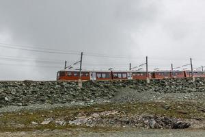 zermatt, suisse -le train du gonergratbahn allant à la gare du gornergrat dans le célèbre lieu touristique photo