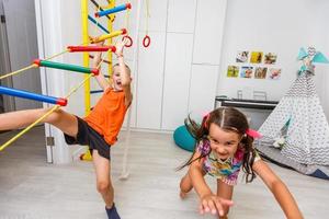 les enfants jouent dans la chambre des enfants à l'intérieur photo